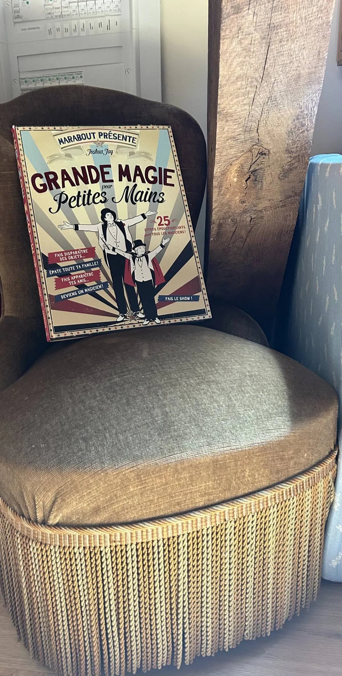 Arcade machine with stool
