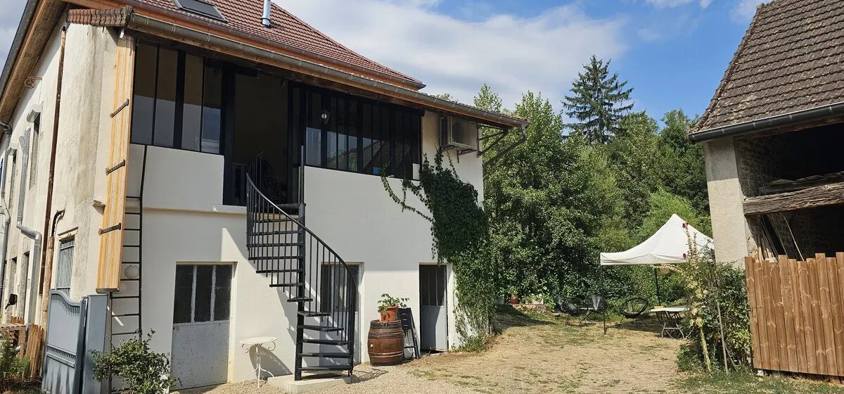 Escalier extérieur en colimaçon donnant sur le jardin