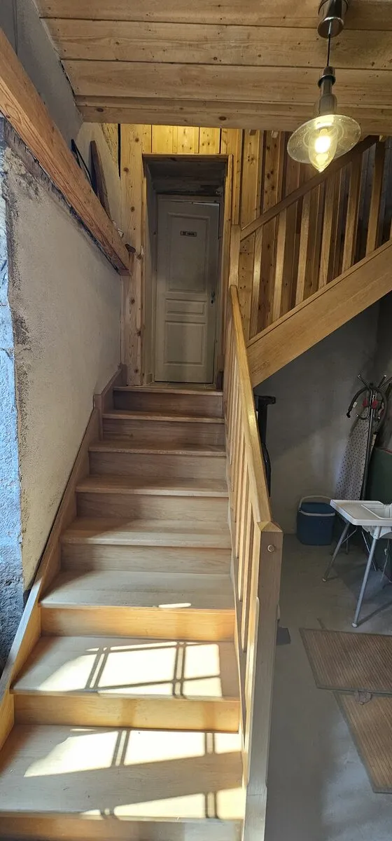 Escalier intérieur en bois menant à l’étage