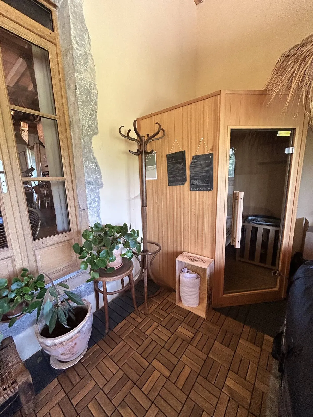 Conservatory with sauna access and plants