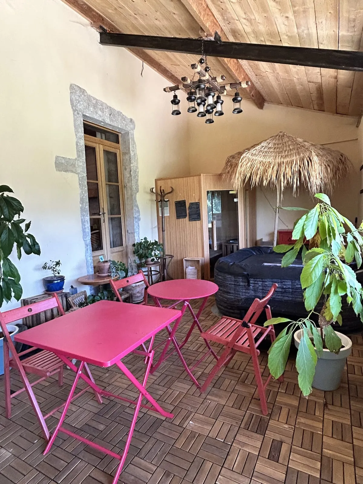 Conservatory with sauna, jacuzzi, tables and plants